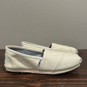 Ivory glitter classic Tom’s size: W5